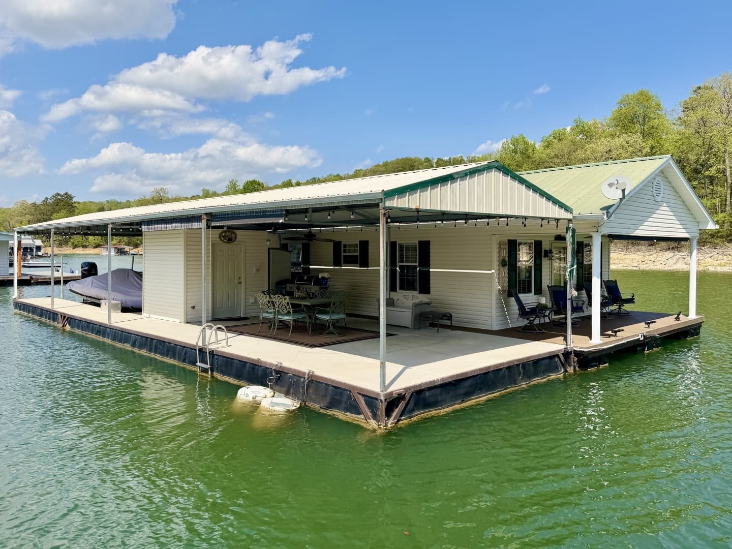 2002 Custom 20 x 53 Floating Cabin - Approx 999/sqft