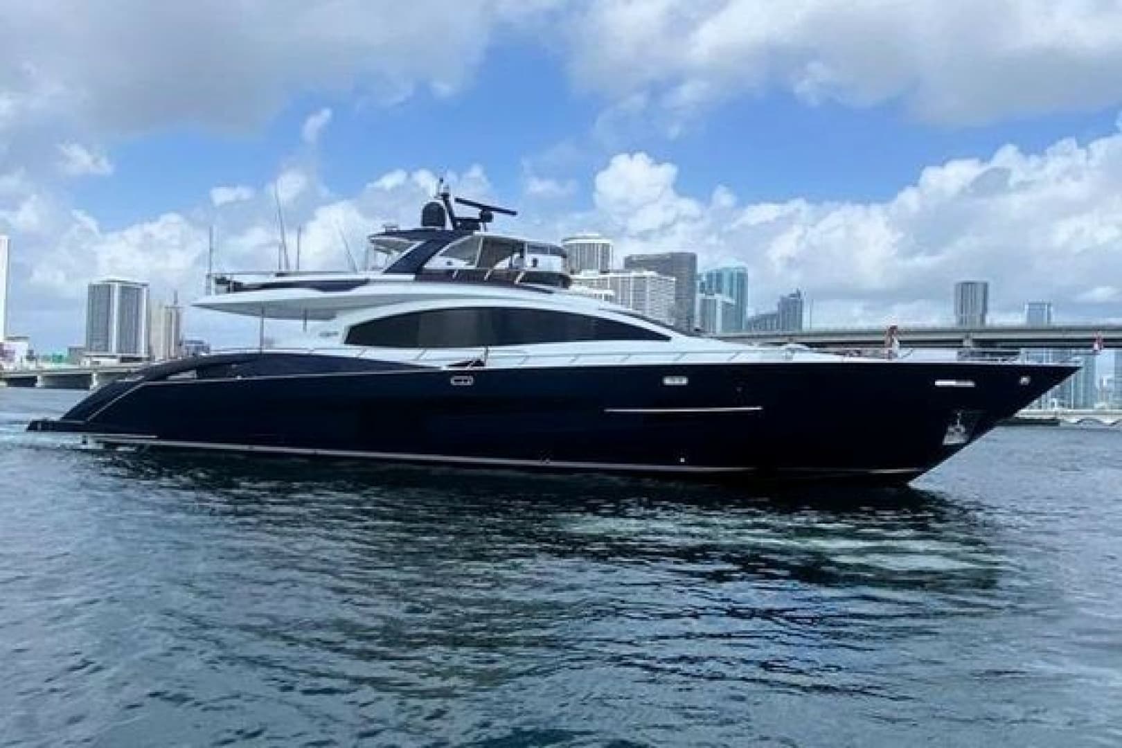 2012 Lazzara Yachts LSX 95 Flybridge